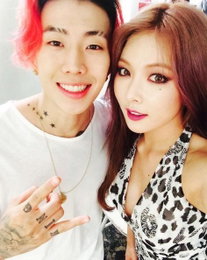 현아, 박재범 뮤비 출연 이어 응원.."멋쟁이 오빠 파이팅"