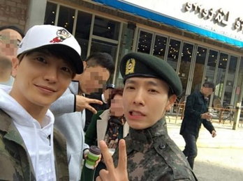 이특, 동해 수료식서 고무신 자처…'끈끈한 우정'