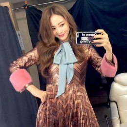 한예슬, 싱그러운 미소…"자체발광 꽃 미모"