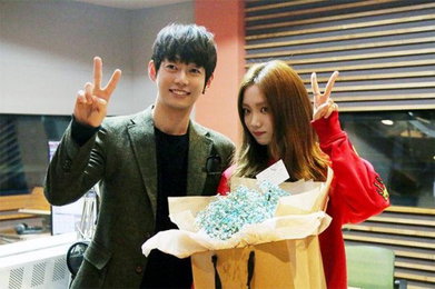 테이, ‘꿈꾸는 라디오’ 첫 女게스트 이성경과 인증샷