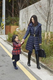 션-정혜영 부부, 딸 하엘과 청담동 나들이 포착…'세련된 패밀리룩'