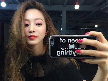 한예슬, 시크한 거울여신…"셀카마저 화보"