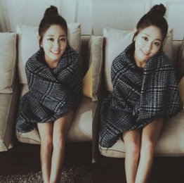 설현, 담요 덮고 사랑스러운 미소 "아이 추워 담요로 보쌈"