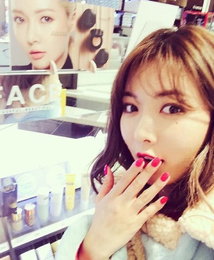 현아, 너무 예쁜 내 얼굴…"이 안에 나 있다"