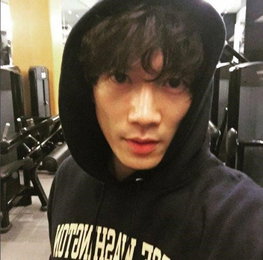 지성 셀카, 운동하는 남자의 매력…'GOOD 밤'