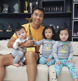 이동국, 대박·설수아와 트로피 인증샷…"예능상 어색"