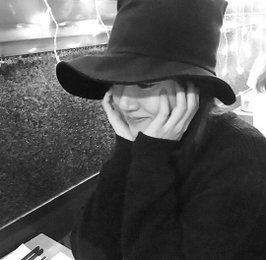배우 임수정, 수줍은 꽃받침…"세월 잊은 청순미"