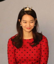 "왕관 쓴 여왕님" 신민아, 보조개 미소 '심쿵'