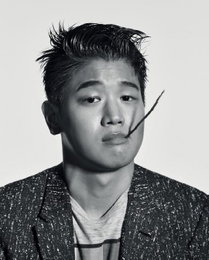 이기홍, 흑백의 매력남…"소년과 남자 사이"