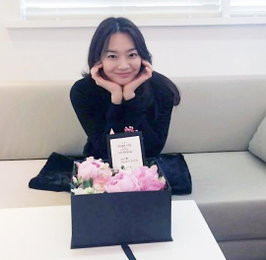 신민아, 귀요미 꽃받침 포즈…"꽃보다 비너스"