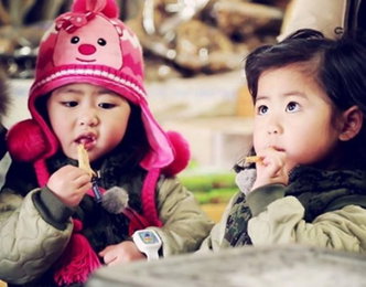 '오마베' 라희·라율, 먹는 것도 귀여운 쌍둥이 자매