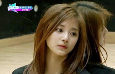 트와이스 쯔위, 대만 국기 흔들어 중국서 논란…"中 활동 중단"