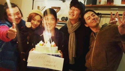 조인성·이광수, '응팔' 성동일 종방 축하…"수고하셨습니다"