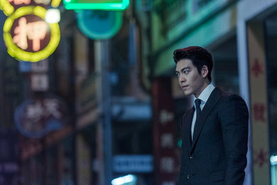 김우빈, 광저우 거리 위 상남자 매력 '폭발'... '시크우빈' VS '수트우빈'