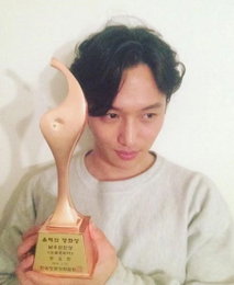 변요한, 트로피 들고 수줍게..."감사합니다"