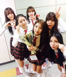 여자친구, '쇼챔' 1위 트로피 인증샷…"믿기지 않는 기적"