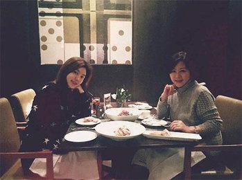 박한별, 어머니와 저녁식사 인증샷…"미모의 모녀"