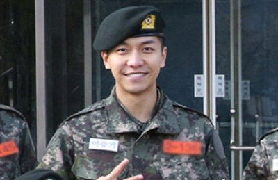 이승기 훈련소 사진 최초 공개…훈남 미소 여전