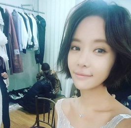 황정음, 행복한 새신부…"웨딩촬영중~!"