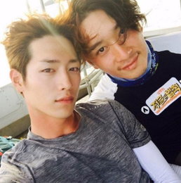 서강준, 찬성과 '정법' 인증샷…'정글에서도 빛나는 얼굴'