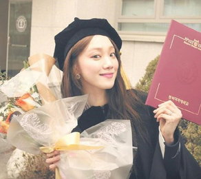 이성경, 상큼한 학사모 여신…"졸업했어요"