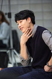 류준열 잇단 루머 몸살…'응팔' 최고 스타로 떠오르며 온갖 말 떠돌아