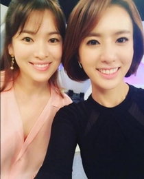 정지원 아나, 송혜교와 다정다감 셀카 '촬영장 밝히는 미모'