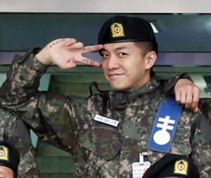 이승기, 육군훈련소서도 잃지 않는 '살인 미소'