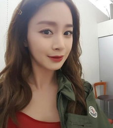 김태희, 매혹의 레드…청순 태쁘의 반전