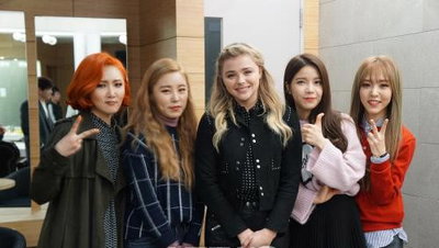클로이 모레츠, 팬으로 마마무와 인증샷 '찰칵'