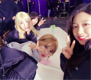 설현, AOA 멤버들과 초아 생일 기념샷 '깜찍한 미소'