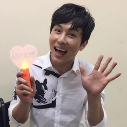 김동완, 신혜성 콘서트서 훈훈 인증샷 '역시 신화!'