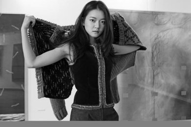 고아성, 흑백사진 속 부드러운 카리스마