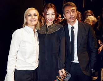 신민아, 파리도 빛낸 자체 발광 여신 미모