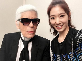박신혜, 세계적 디자이너 칼 라거펠드와 찰칵…"한류스타 위엄"
