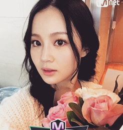이하이, 컴백 앞두고 초근접 셀카…'꽃보다 예쁜 미모'