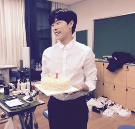 류준열, 1주년 깜짝 파티…"댄디남의 광대승천"