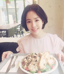한지민, 브런치 나들이…"단발여신의 먹방"