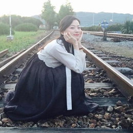 천우희, 기찻길에 앉은 한복 소녀