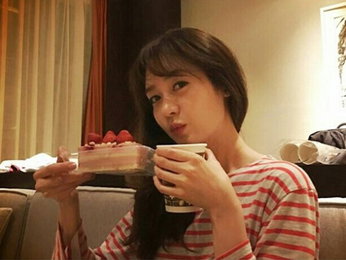 성유리, 딸기케이크에 싱글벙글…"지환오빠 고마워요"