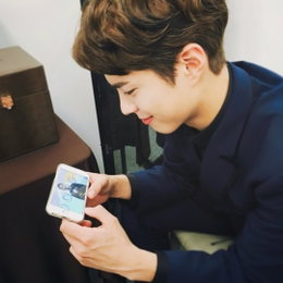 박보검도 '송중기 앓이' 동참 "많이 좋아하지 말입니다"