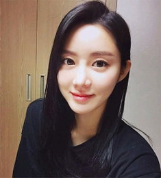 한그루, 셀카로 근황 공개…"새댁의 우아한 미소"