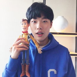류준열, 우디 인형 들고 찰칵…"우리 닮았나요?"