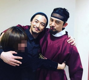 "우리 아인이"…변요한, 유아인 품에 안겨 '애교미소'