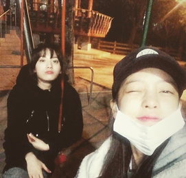 구하라·나나, 한밤의 산책…"추억의 그네놀이"