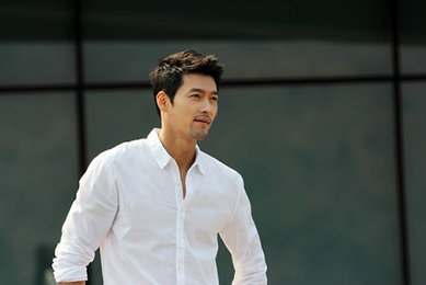 현빈, 근황 포착…"수염 기른 섹시남"