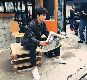 지성, 거리의 조각상…"딴따라 카리스마"