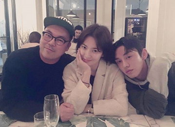 유아인, 송혜교 어깨에 살짝 '만취(?) 스킨십' 포착