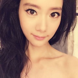 클라라, 쇄골의 역습… 감출 수 없는 섹시美
