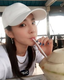 산다라박, 코코넛과 함께한 필리핀 망중한…"동안미모의 기준"